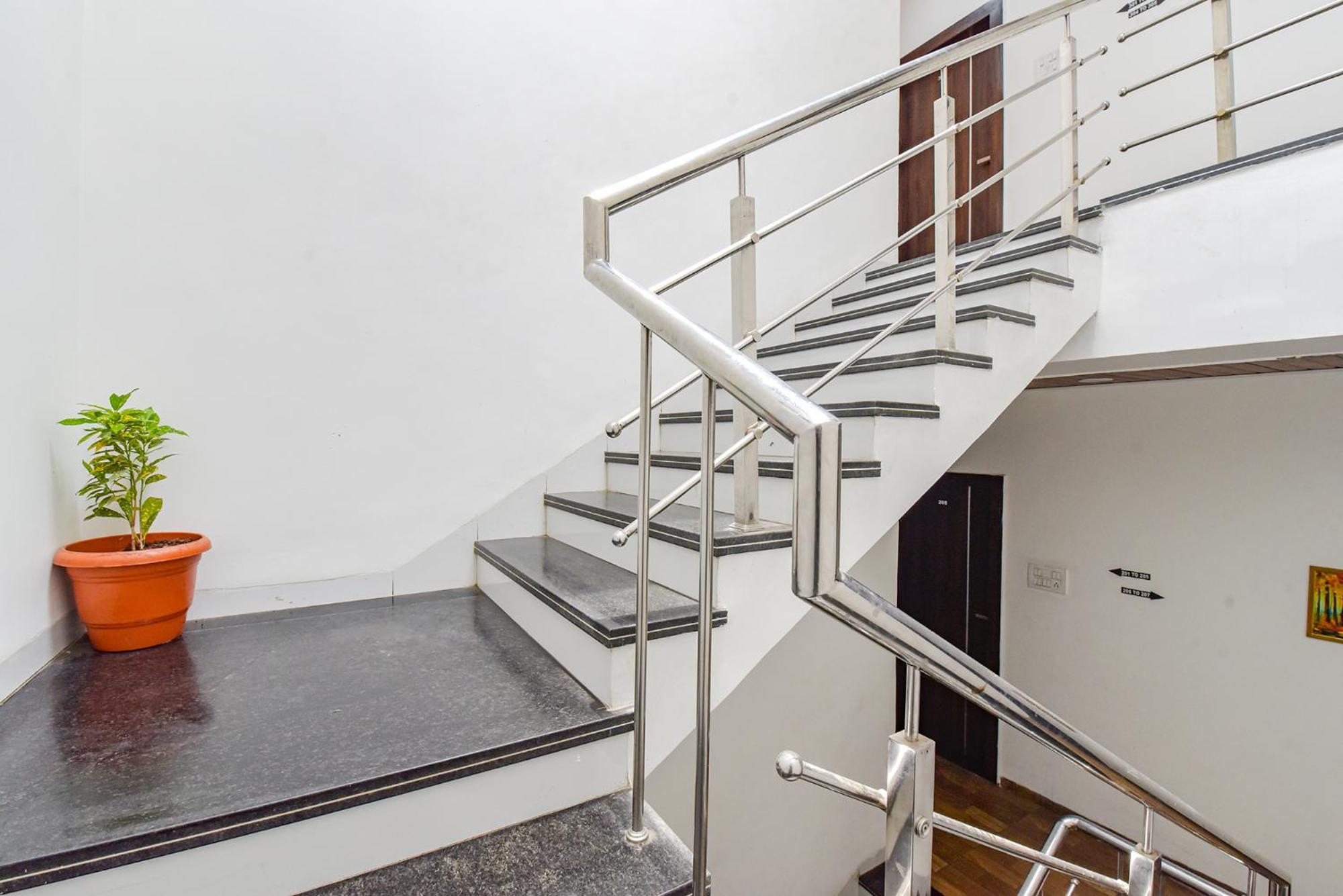 Hotel Fabexpress A2 And Restro Indore Zewnętrze zdjęcie
